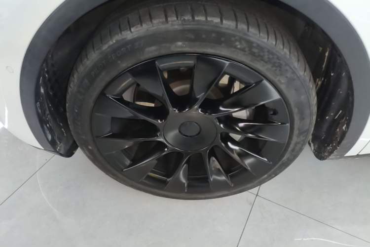 Used Tesla Model Y 2021 Long-Range All-Wheel-Drive Version Left Front Wheel Hub