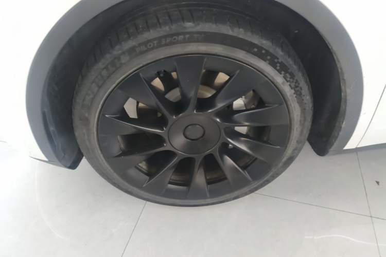 Used Tesla Model Y 2021 Long-Range All-Wheel-Drive Version 3D7 Left Front Wheel Hub
