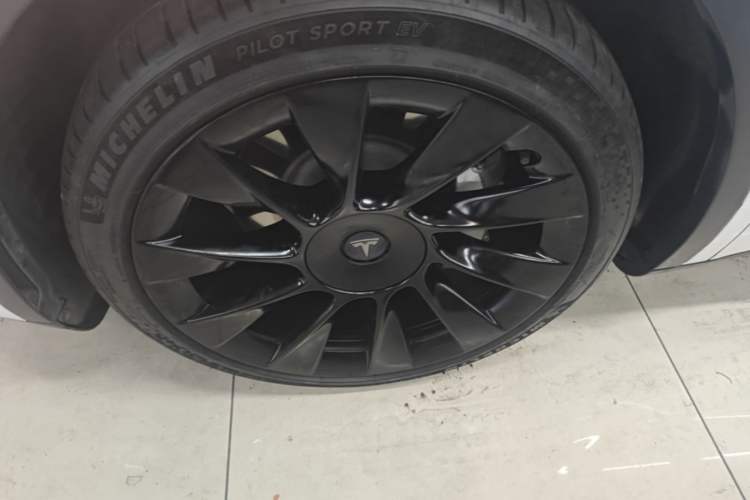 Used Tesla Model Y 2021 Long-Range All-Wheel-Drive Version Left Front Wheel Hub