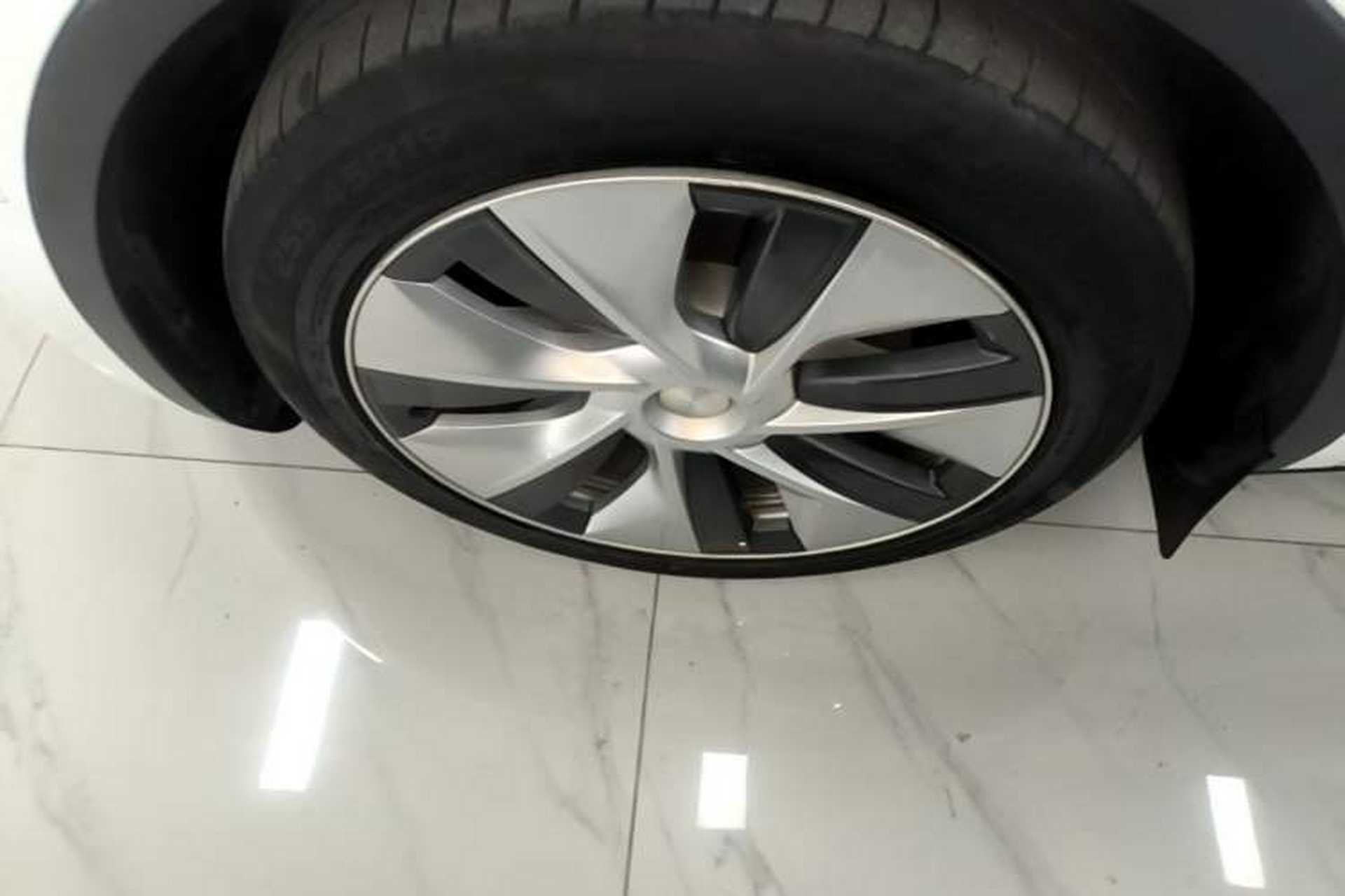 Used Tesla Model Y 2021 Standard Range Rear-Wheel Drive Version Left Front Wheel Hub