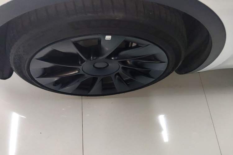 Used Tesla Model Y 2021 Long-Range All-Wheel-Drive Version Left Front Wheel Hub