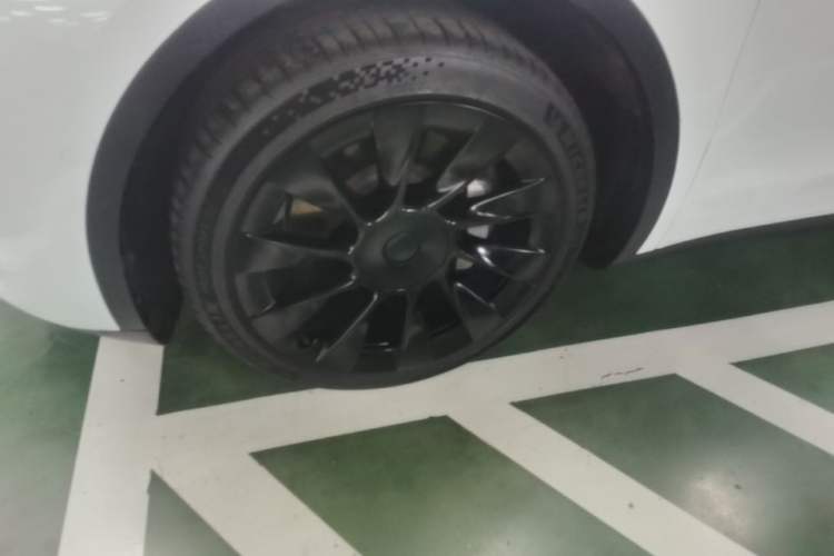 Used Tesla Model Y 2021 Long-Range All-Wheel-Drive Version Left Front Wheel Hub