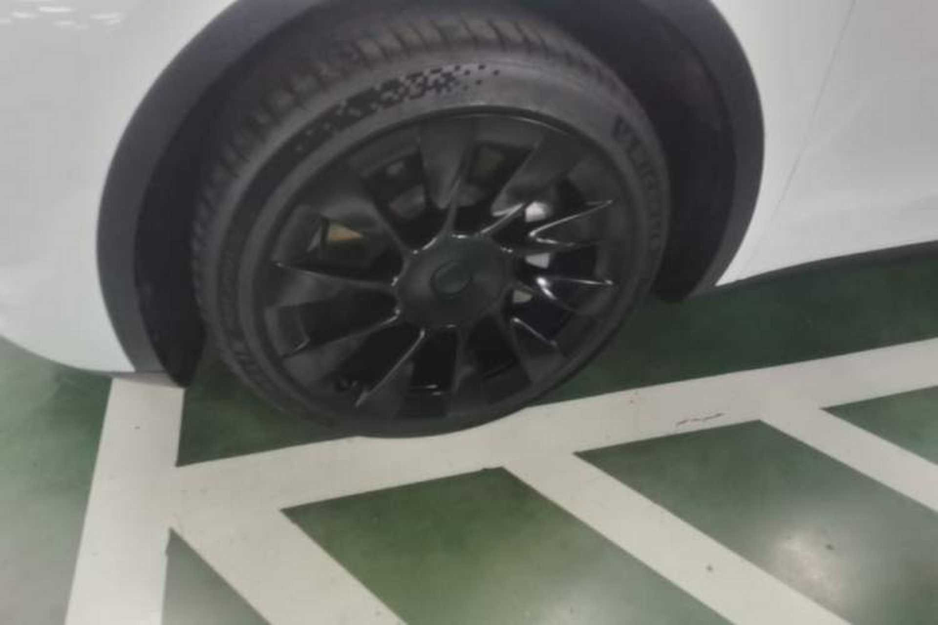 Used Tesla Model Y 2021 Long-Range All-Wheel-Drive Version Left Front Wheel Hub