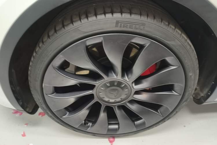 Used Tesla Model Y 2021 Performance High-Performance All-Wheel-Drive Version Left Front Wheel Hub
