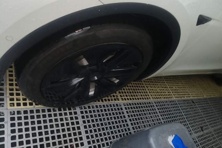 Used Tesla Model Y 2021 Long-Range All-Wheel-Drive Version 3D7 Left Front Wheel Hub