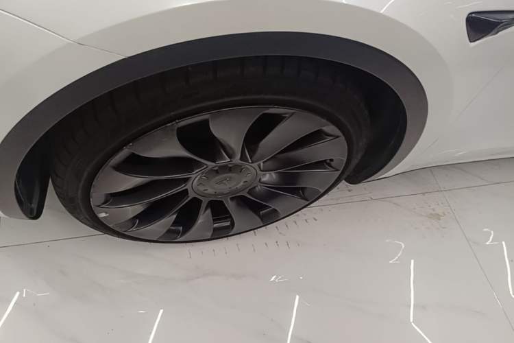 Used Tesla Model Y 2021 Performance High-Performance All-Wheel-Drive Version Left Front Wheel Hub