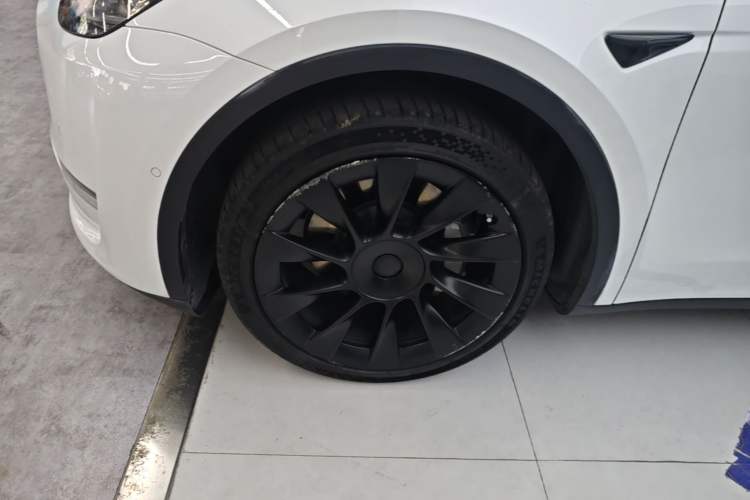 Used Tesla Model Y 2021 Long-Range All-Wheel-Drive Version Left Front Wheel Hub