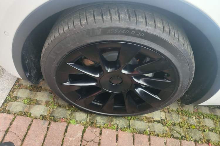 Used Tesla Model Y 2021 Long-Range All-Wheel-Drive Version 3D7 Left Front Wheel Hub