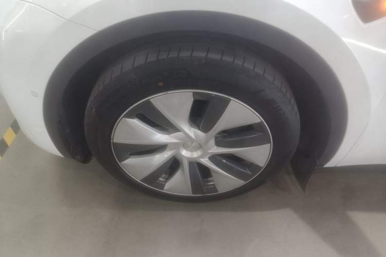 Used Tesla Model Y 2021 Standard Range Rear-Wheel Drive Version Left Front Wheel Hub