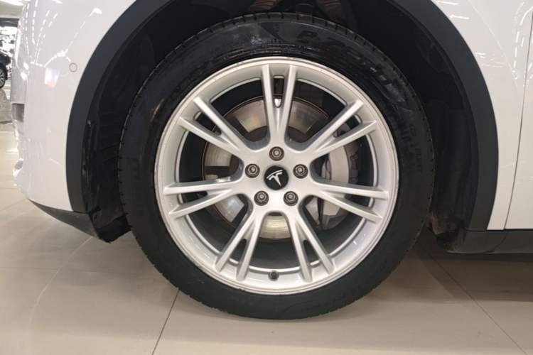 Used Tesla Model Y 2021 Long-Range All-Wheel-Drive Version Left Front Wheel Hub