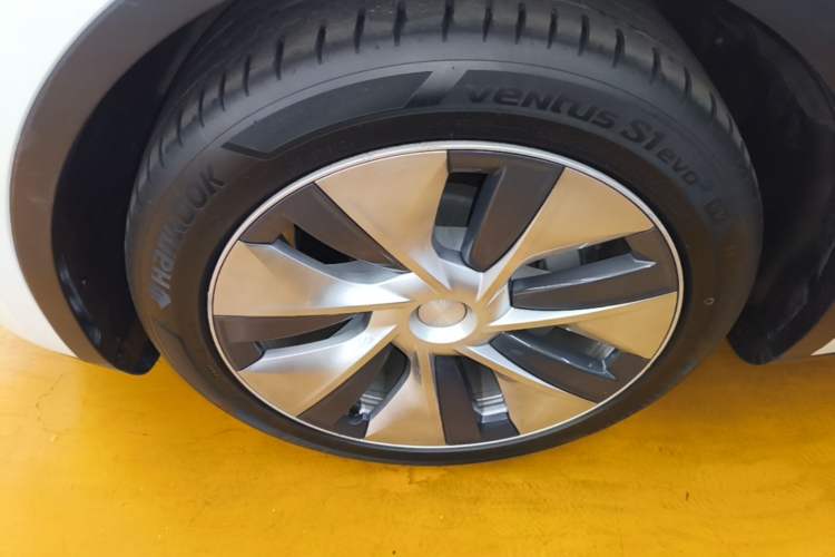 Used Tesla Model Y 2021 Long-Range All-Wheel-Drive Version Left Front Wheel Hub