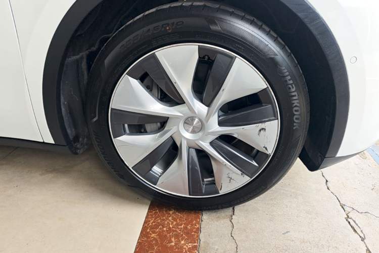 Used Tesla Model Y 2021 Standard Range Rear-Wheel Drive Version Left Front Wheel Hub