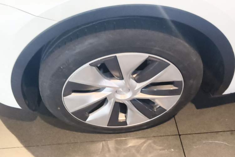 Used Tesla Model Y 2021 Long-Range All-Wheel-Drive Version Left Front Wheel Hub
