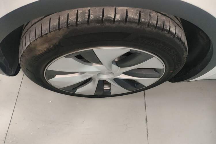 Used Tesla Model Y 2021 Standard Range Rear-Wheel Drive Version Left Front Wheel Hub