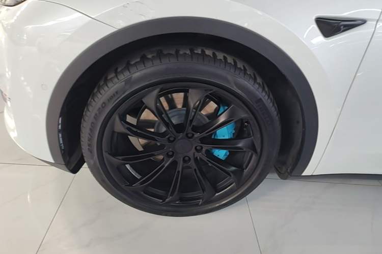 Used Tesla Model Y 2021 Long-Range All-Wheel-Drive Version 3D7 Left Front Wheel Hub