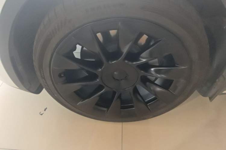 Used Tesla Model Y 2021 Long-Range All-Wheel-Drive Version 3D7 Left Front Wheel Hub