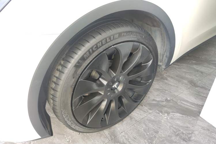Used Tesla Model Y 2021 Long-Range All-Wheel-Drive Version 3D7 Left Front Wheel Hub