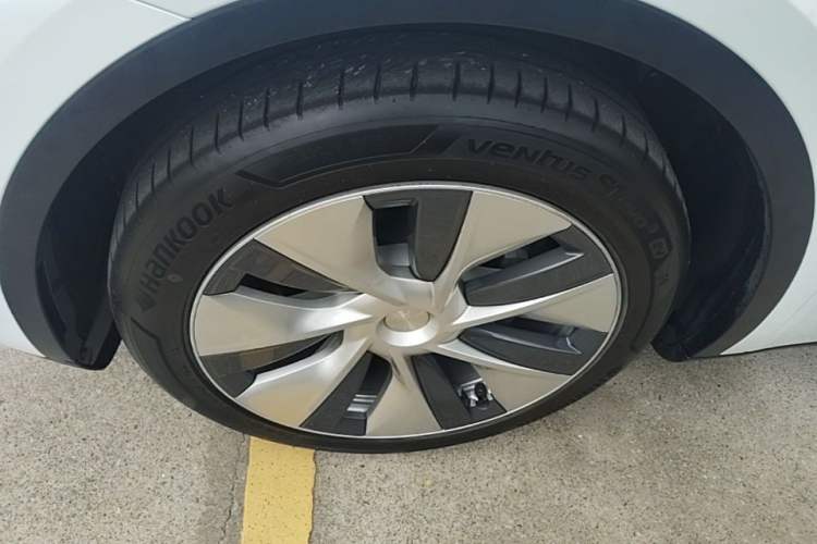 Used Tesla Model Y 2021 Standard Range Rear-Wheel Drive Version Left Front Wheel Hub