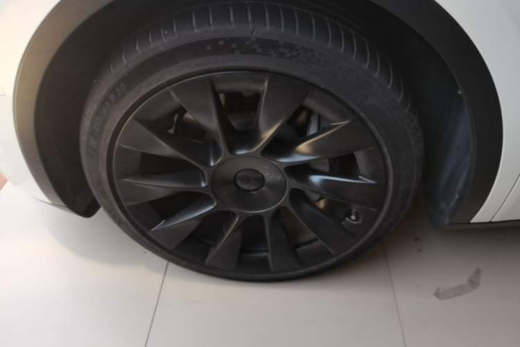 Used Tesla Model Y 2021 Long-Range All-Wheel-Drive Version 3D7 Left Front Wheel Hub