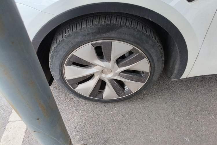Used Tesla Model Y 2021 Standard Range Rear-Wheel Drive Version Left Front Wheel Hub