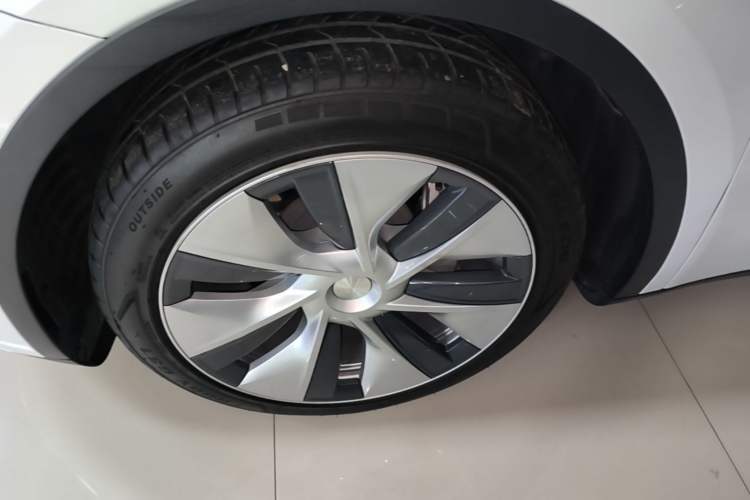 Used Tesla Model Y 2021 Long-Range All-Wheel-Drive Version 3D7 Left Front Wheel Hub