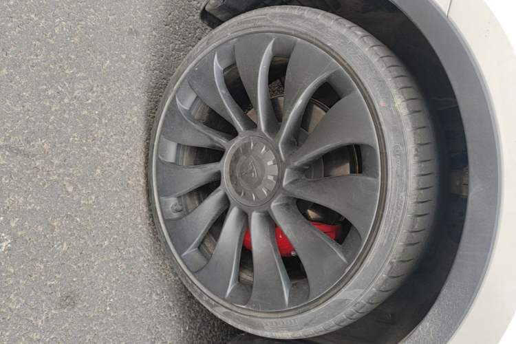 Used Tesla Model Y 2021 Performance High-Performance All-Wheel-Drive Version Left Front Wheel Hub