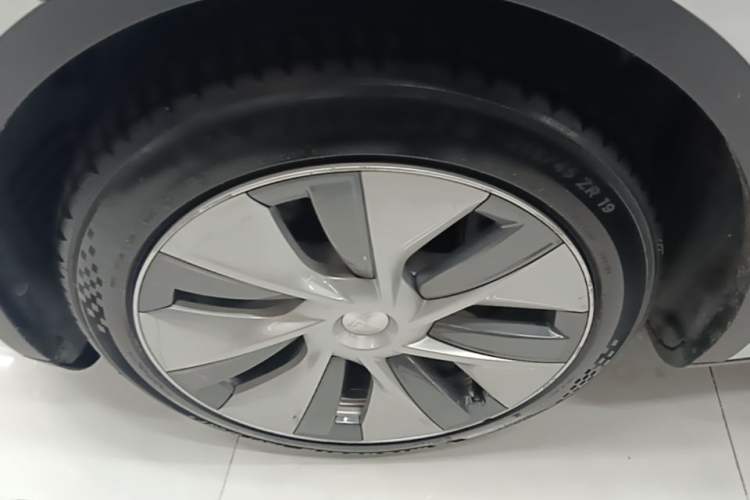 Used Tesla Model Y 2021 Standard Range Rear-Wheel Drive Version Left Front Wheel Hub