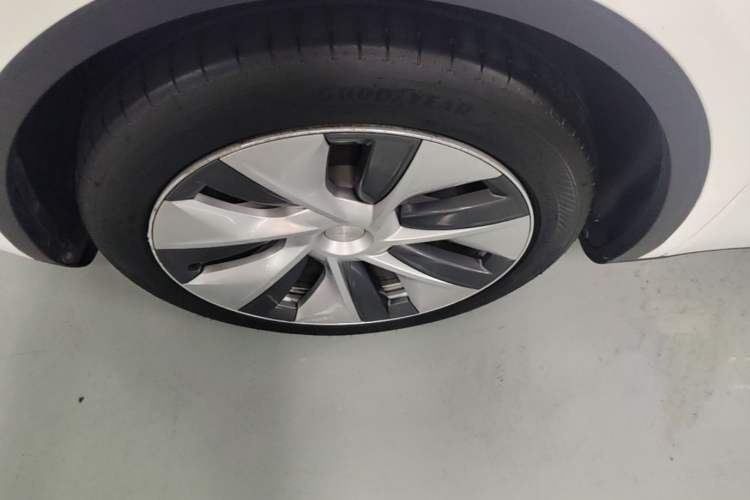Used Tesla Model Y 2021 Standard Range Rear-Wheel Drive Version Left Front Wheel Hub