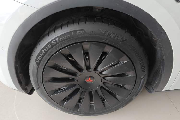 Used Tesla Model Y 2021 Long-Range All-Wheel-Drive Version Left Front Wheel Hub