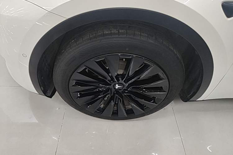 Used Tesla Model Y 2021 Long-Range All-Wheel-Drive Version Left Front Wheel Hub