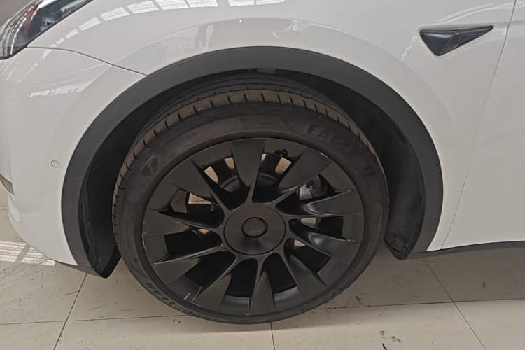 Used Tesla Model Y 2021 Long-Range All-Wheel-Drive Version Left Front Wheel Hub