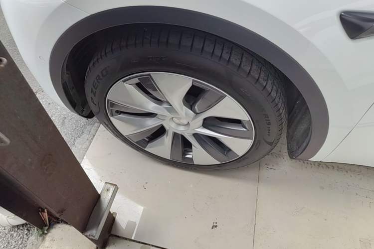 Used Tesla Model Y 2021 Standard Range Rear-Wheel Drive Version Left Front Wheel Hub