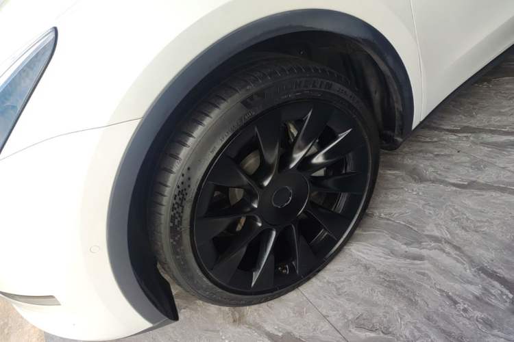 Used Tesla Model Y 2021 Long-Range All-Wheel-Drive Version Left Front Wheel Hub