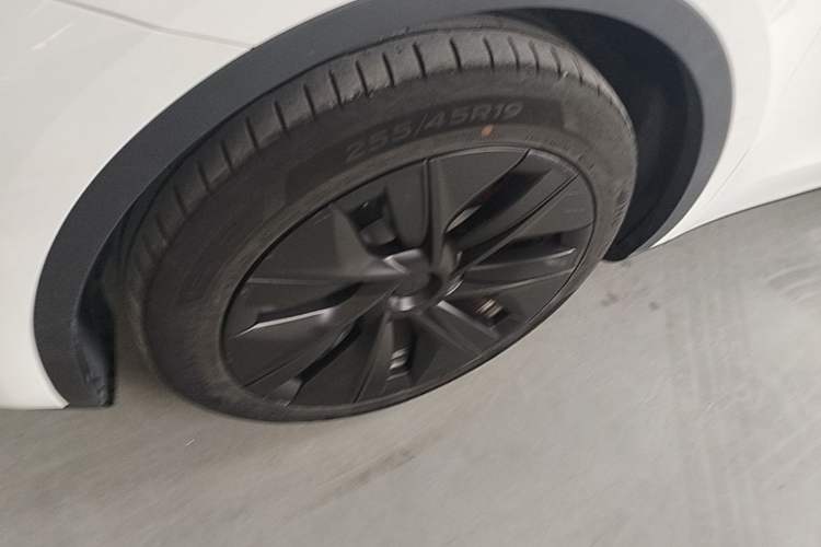 Used Tesla Model Y 2021 Standard Range Rear-Wheel Drive Version Left Front Wheel Hub