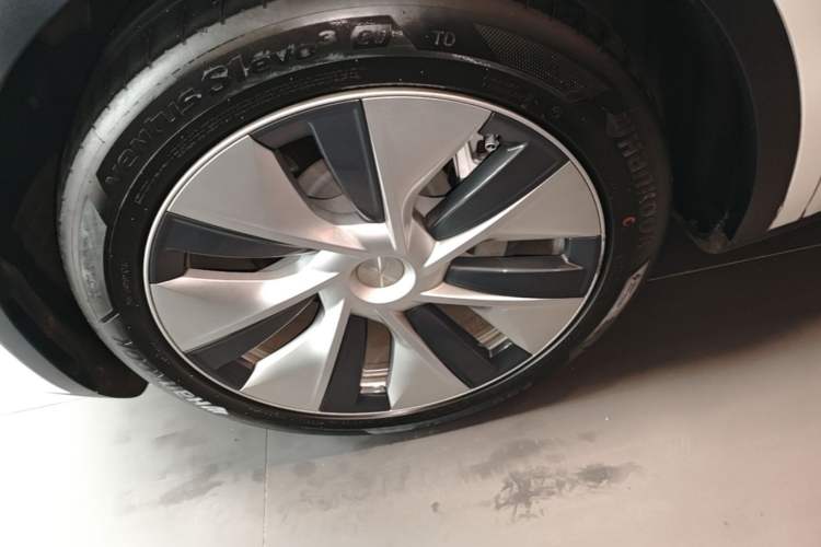 Used Tesla Model Y 2021 Long-Range All-Wheel-Drive Version 3D7 Left Front Wheel Hub