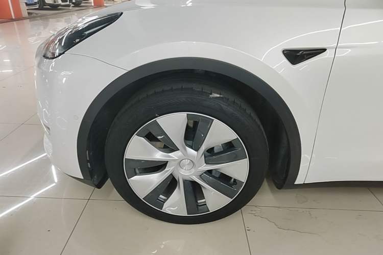 Used Tesla Model Y 2021 Long-Range All-Wheel-Drive Version Left Front Wheel Hub