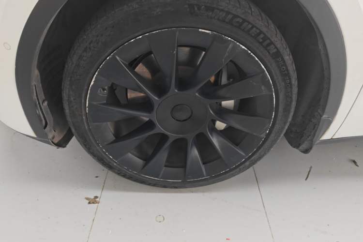 Used Tesla Model Y 2021 Long-Range All-Wheel-Drive Version Left Front Wheel Hub