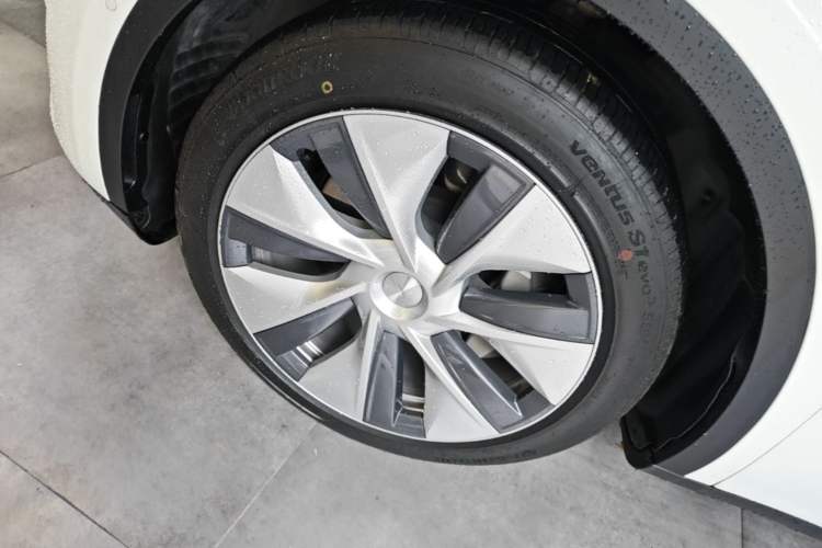 Used Tesla Model Y 2021 Long-Range All-Wheel-Drive Version Left Front Wheel Hub