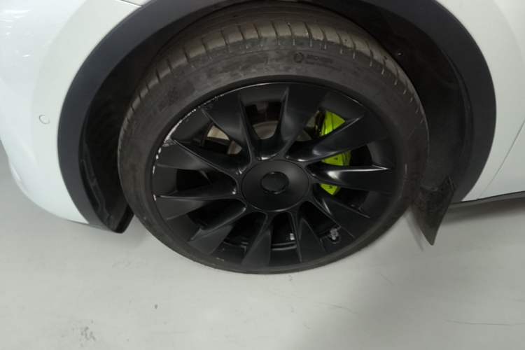 Used Tesla Model Y 2021 Long-Range All-Wheel-Drive Version Left Front Wheel Hub
