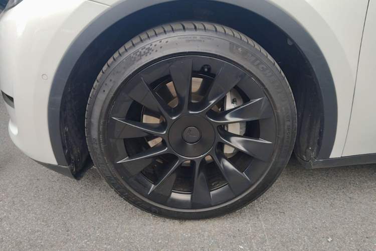 Used Tesla Model Y 2021 Long-Range All-Wheel-Drive Version 3D7 Left Front Wheel Hub