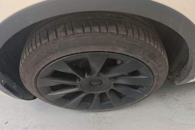 Used Tesla Model Y 2021 Long-Range All-Wheel-Drive Version Left Front Wheel Hub
