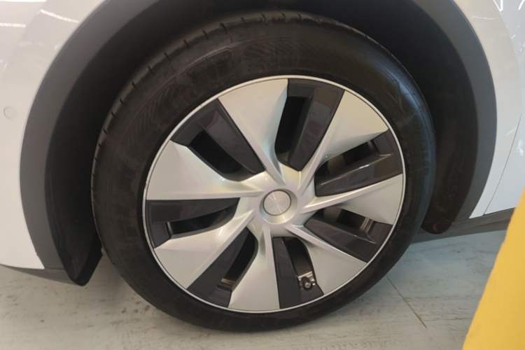 Used Tesla Model Y 2021 Long-Range All-Wheel-Drive Version Left Front Wheel Hub