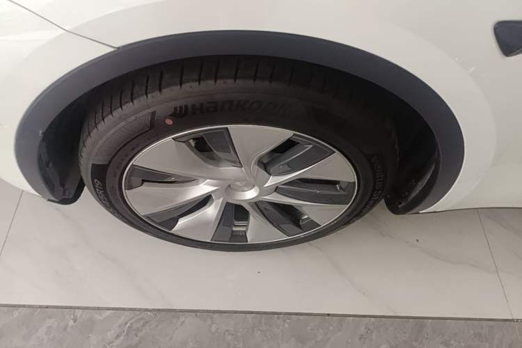 Used Tesla Model Y 2021 Long-Range All-Wheel-Drive Version Left Front Wheel Hub