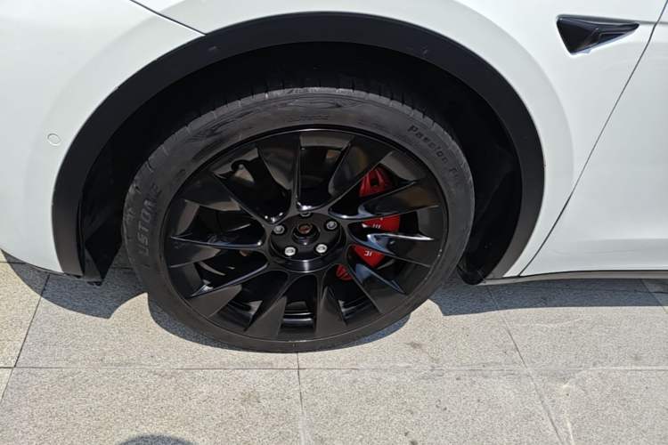 Used Tesla Model Y 2021 Long-Range All-Wheel-Drive Version Left Front Wheel Hub