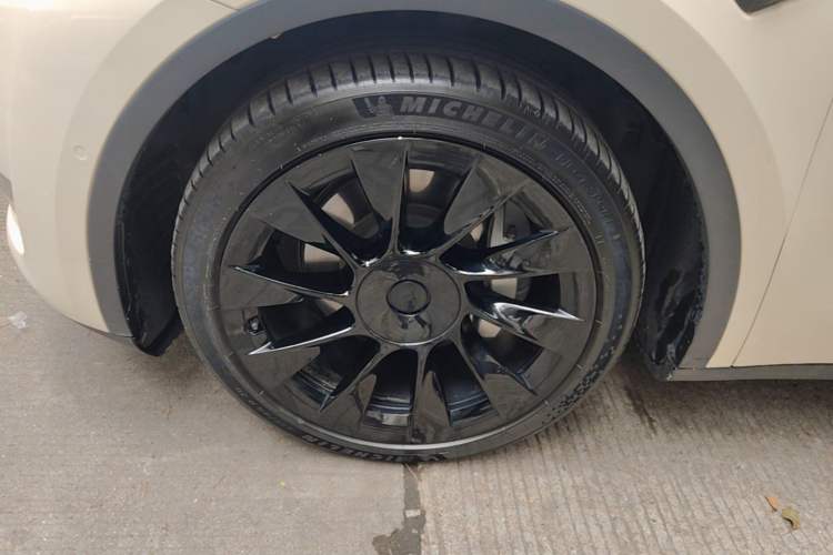 Used Tesla Model Y 2021 Long-Range All-Wheel-Drive Version Left Front Wheel Hub