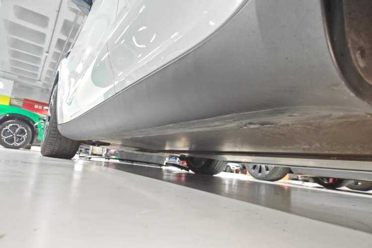 Used Tesla Model Y 2021 Long-Range All-Wheel-Drive Version 3D7 Left Side Sill