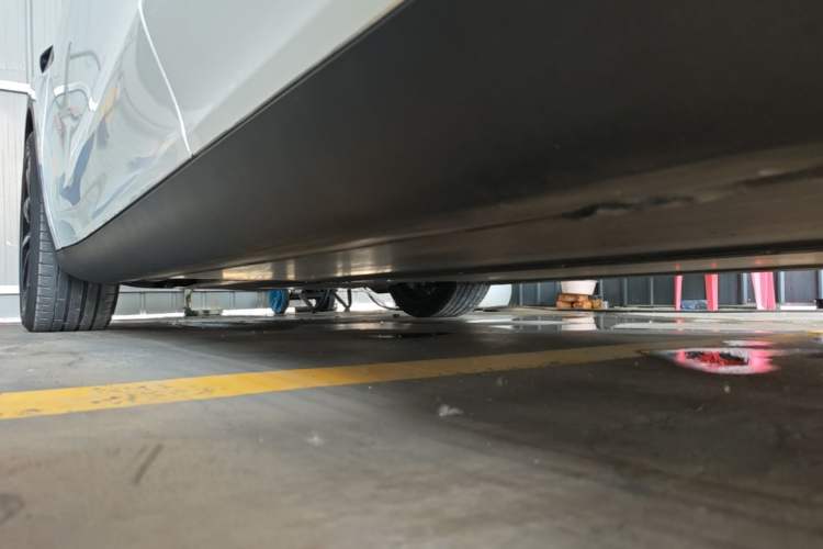 Used Tesla Model Y 2021 Standard Range Rear-Wheel Drive Version Left Side Sill