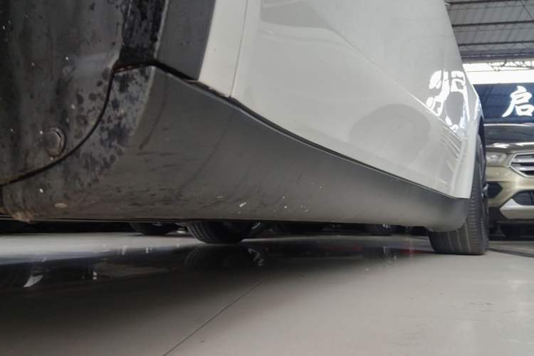 Used Tesla Model Y 2021 Standard Range Rear-Wheel Drive Version Left Side Sill