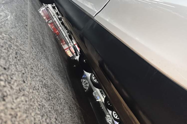 Used Tesla Model Y 2021 Long-Range All-Wheel-Drive Version Left Side Sill