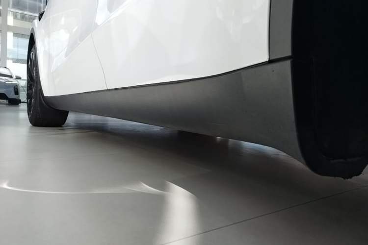 Used Tesla Model Y 2021 Standard Range Rear-Wheel Drive Version Left Side Sill